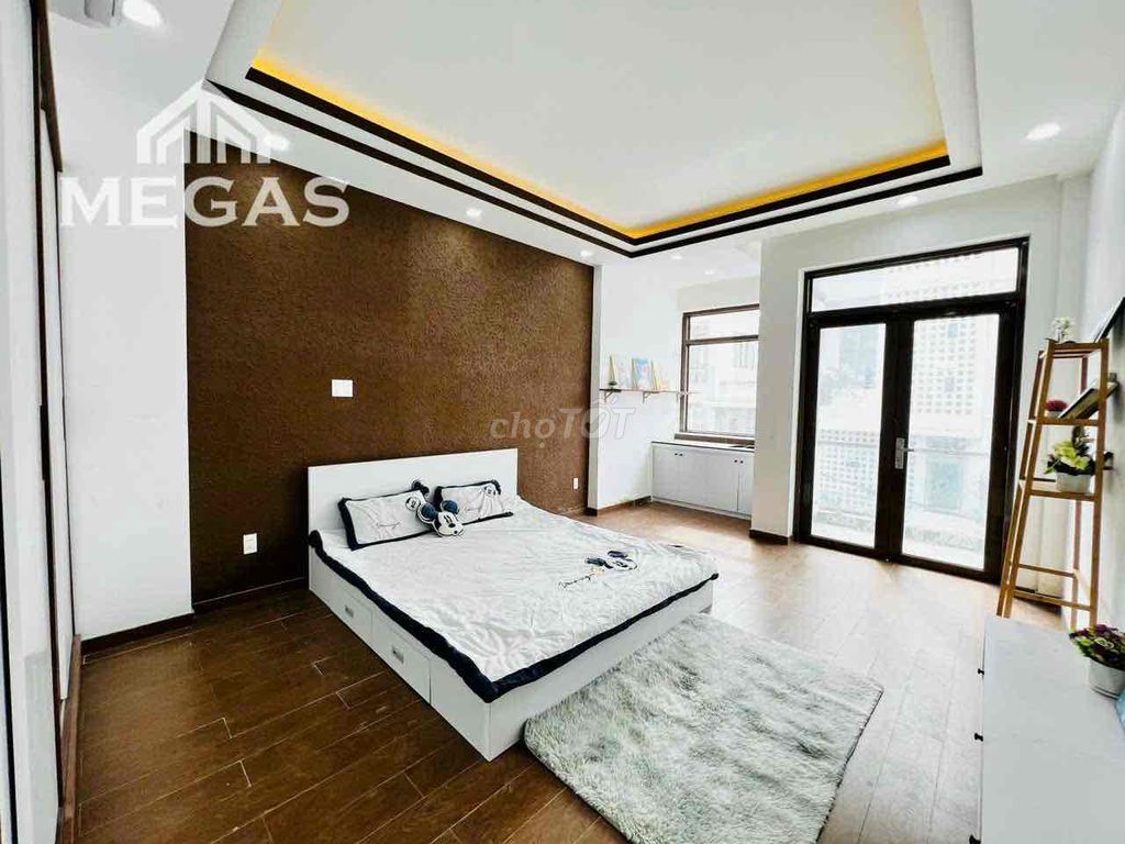 It was the owner who rented the apartment full of balconies right away.
