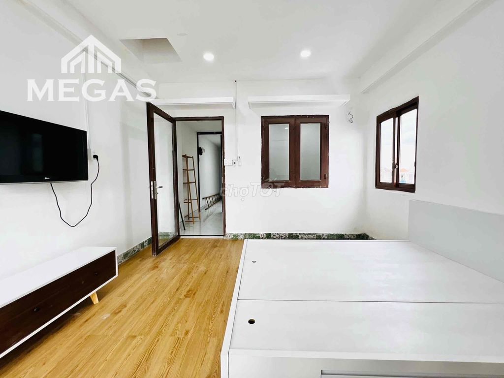 It was the owner who rented the apartment full of balconies right away.