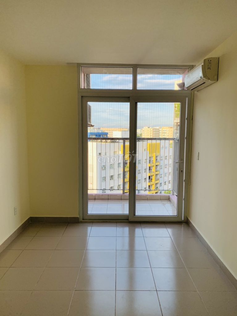 In the capital of Nguyễn Văn Công 2 bedrooms equals 11 million. 3 bedrooms =14 million.
