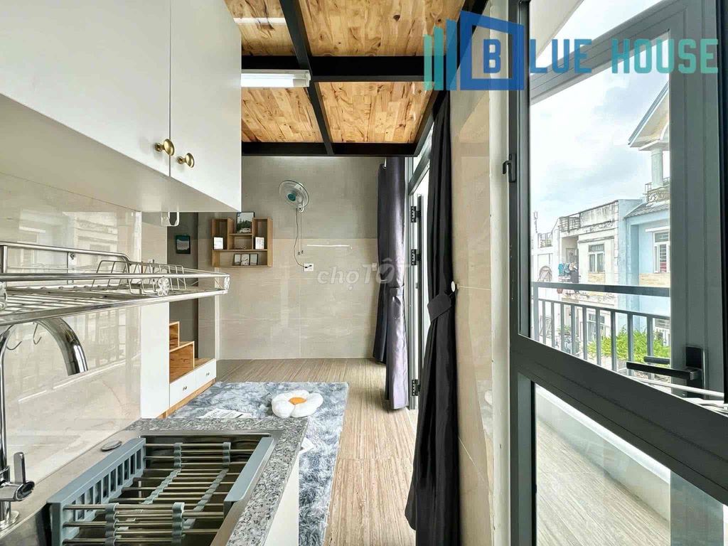 Renting apartments in the balcony at Tân Hương, private writing university.