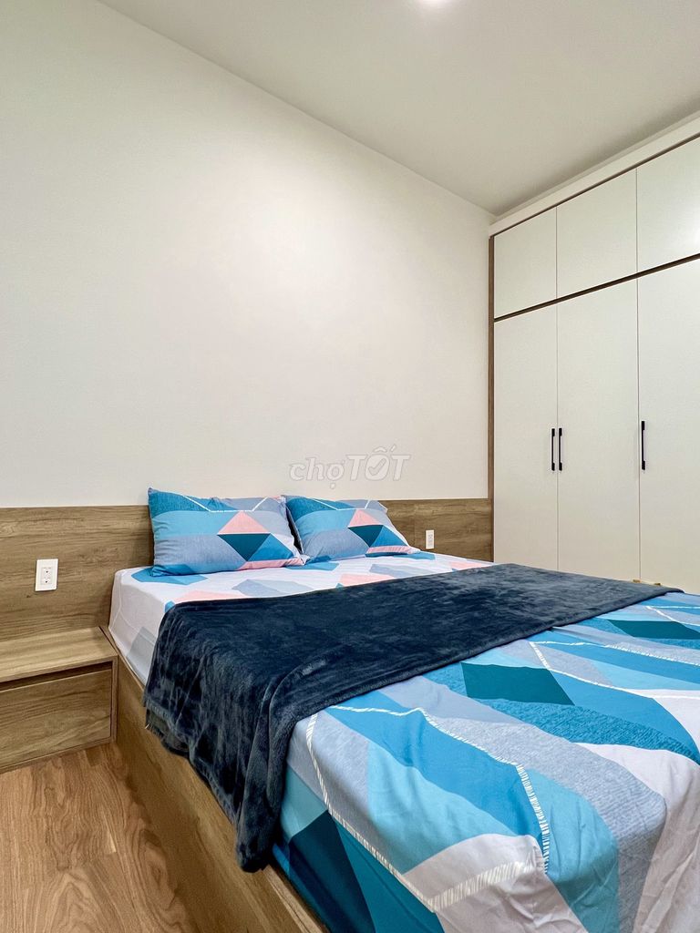 Rent the county of 7 riverside, the interior bedroom, right in the month.