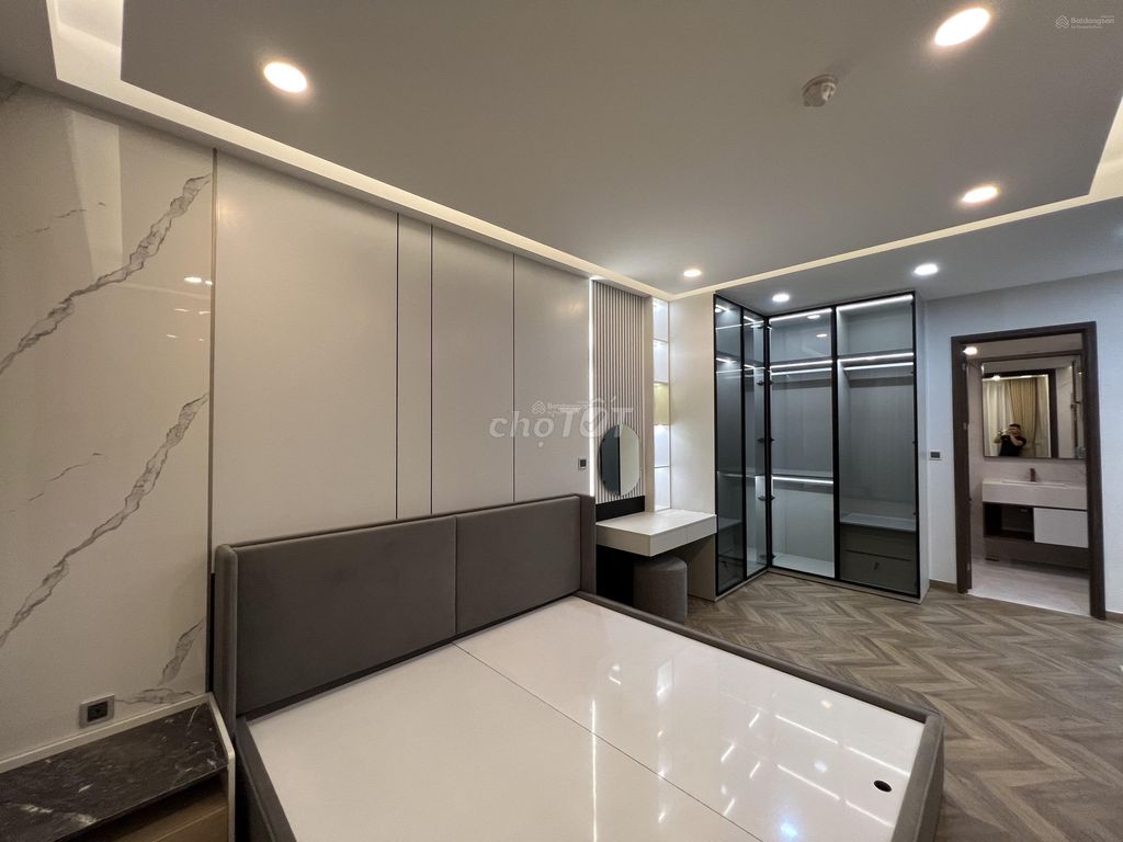 We need to get this apartment, Scenic Valley, nice house, move in now.
