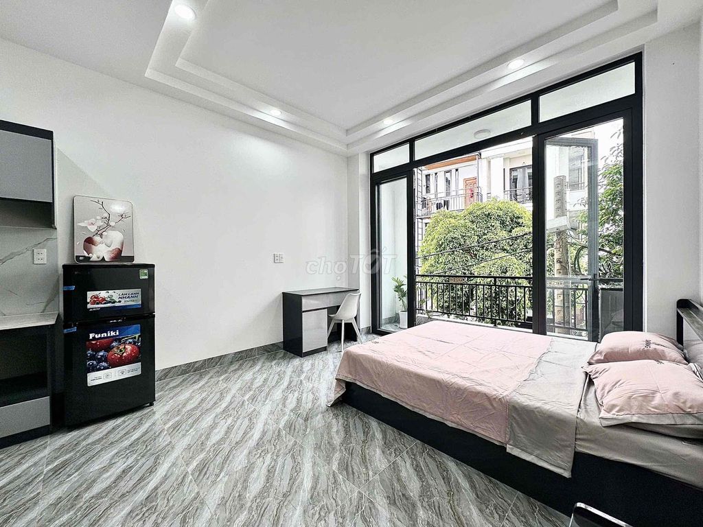 Rent right out of the balcony building. Full interior right here in Nguyễn Huy Tưởng, near the 233rd district.