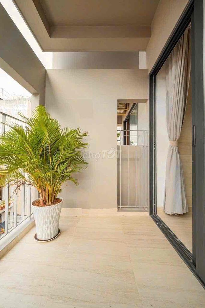 The studio - full cabinet found the sala - masala (long) balcony
