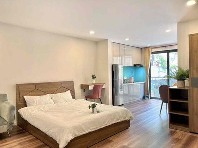 The balcony apartment is 30 m2 full of light at Lê Trực near the market.