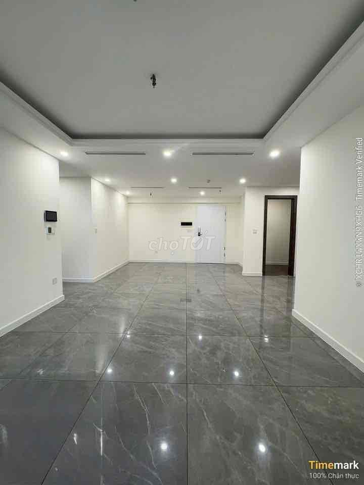 share a small room in two bedrooms. Two toilets.