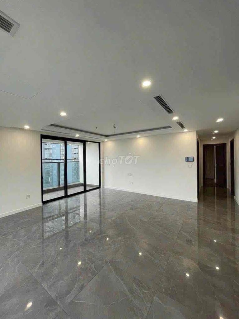share a small room in two bedrooms. Two toilets.