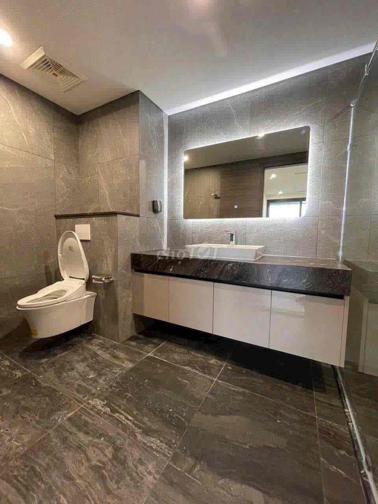 share a small room in two bedrooms. Two toilets.