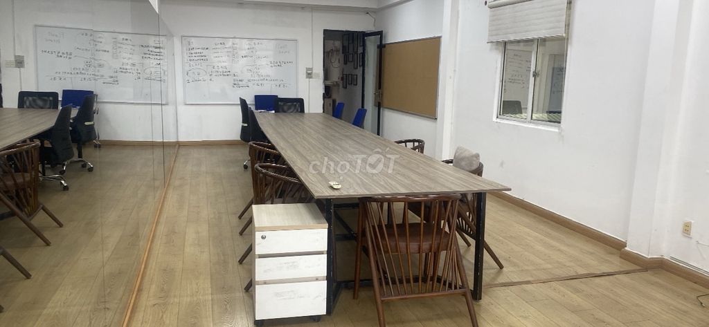 Rents to showroom Nguyễn Trọng Tuyển, bedroom - 100 M2 x3 floors -280 multi-comported