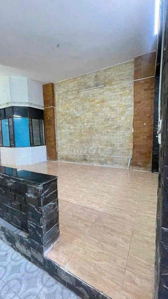 Rent for hhg, District 12 near 4 stops (4 m.2.2 alley front)