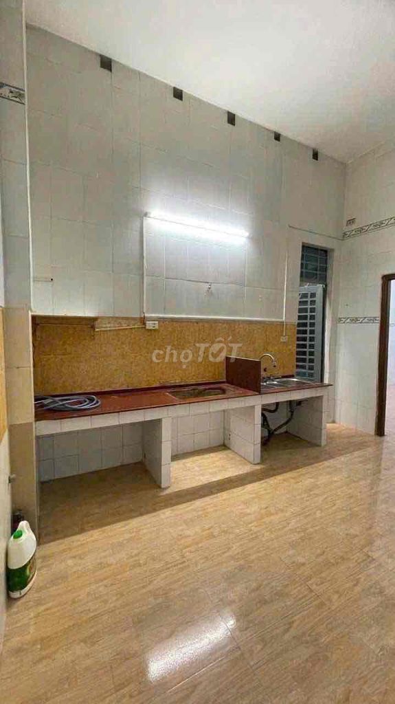 Rent for hhg, District 12 near 4 stops (4 m.2.2 alley front)