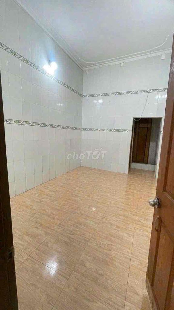 Rent for hhg, District 12 near 4 stops (4 m.2.2 alley front)