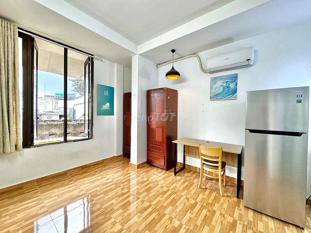 A free window studio_Nguyễn Kiệm_Split-rich