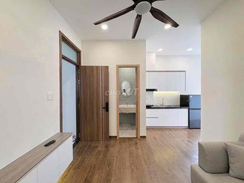 Rent a service apartment. A balcony bedroom. Thành Thái.