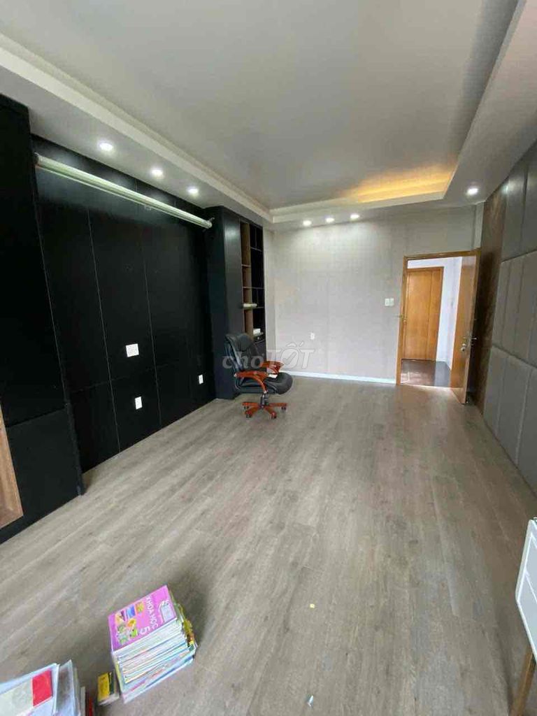 Rent 5 bedrooms plus 5 toilets 4 X19 M, 3rd floor vault 28 million a month