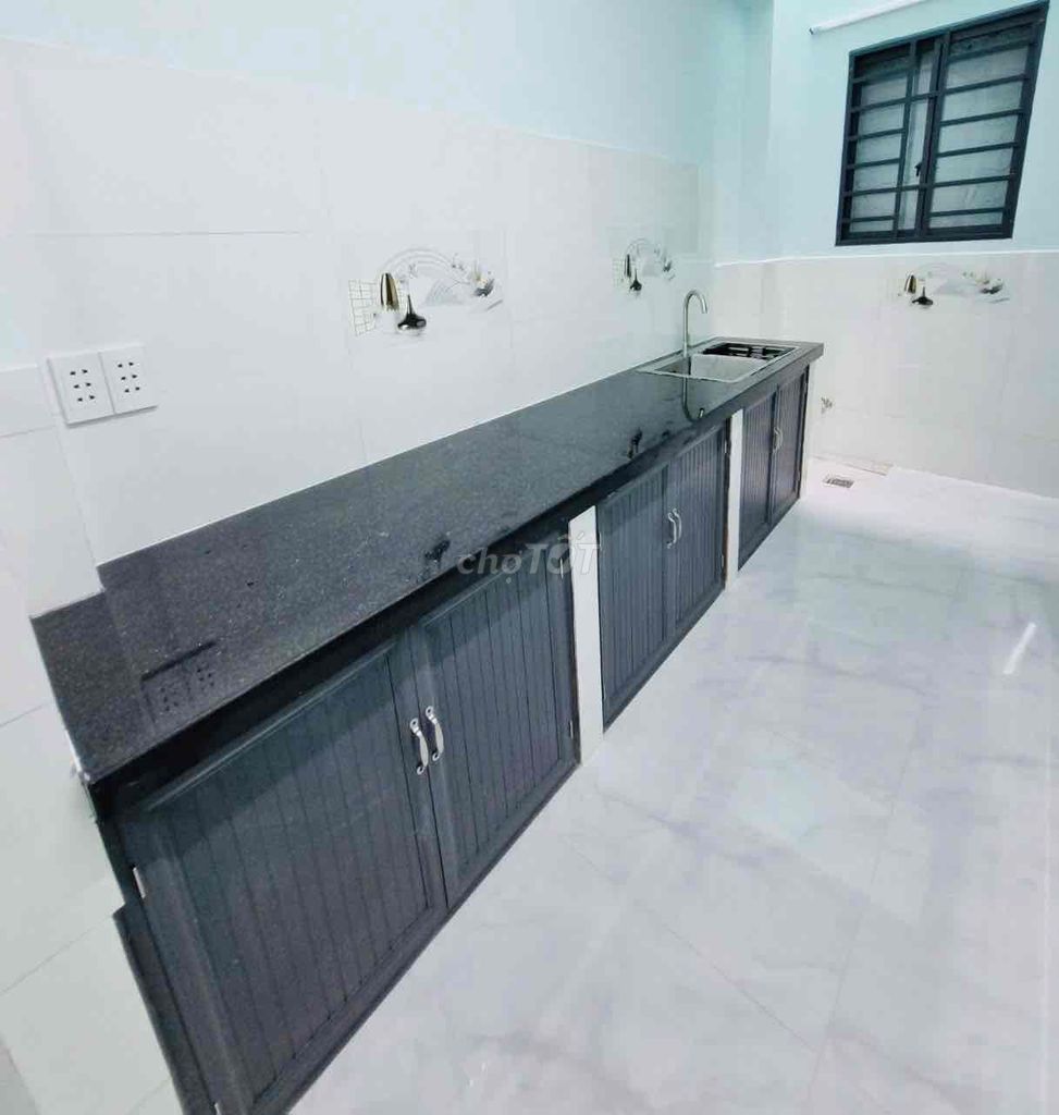 The residence is in the safe convent. Three bedrooms, two toilets. Car road