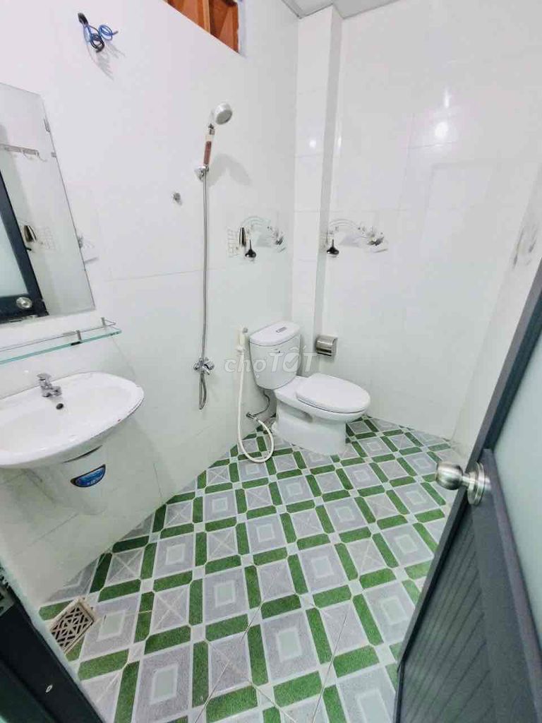 The residence is in the safe convent. Three bedrooms, two toilets. Car road