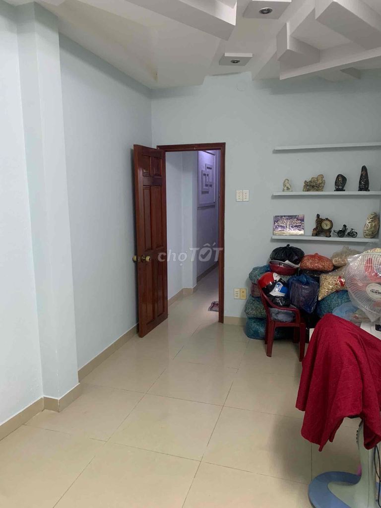 Clean room for cheap rent.