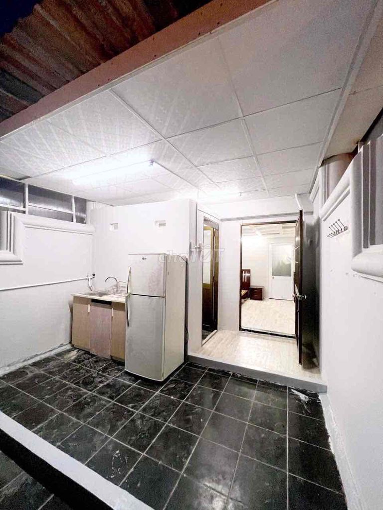 We'll rent the kitchen room at the center of Bình Thạnh at 5.5 million,35 meters.