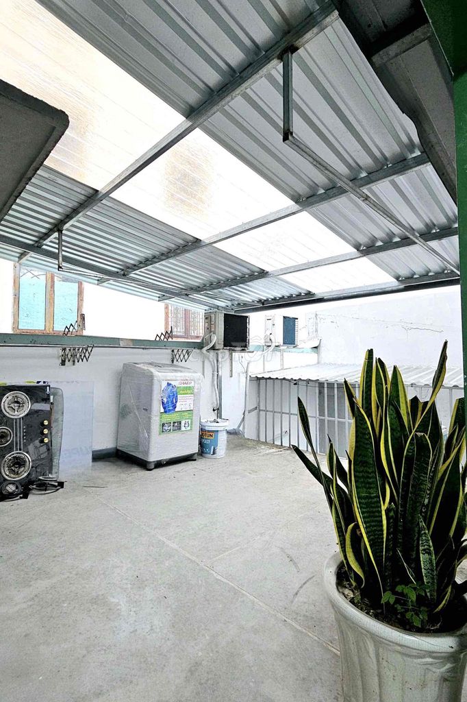 A large, low-cost Phan Đăng Lưu Phú Nhuận balcony.