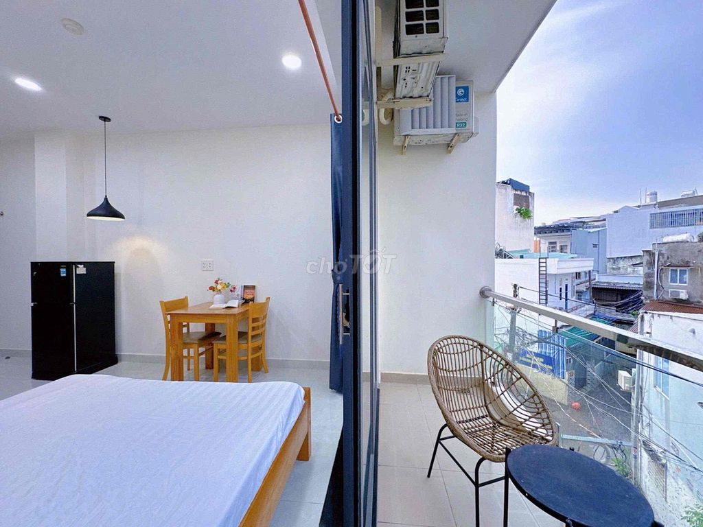 The studio is 30 meters wide, the new senior interior is right here.