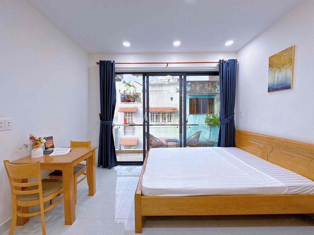 The studio is 30 meters wide, the new senior interior is right here.