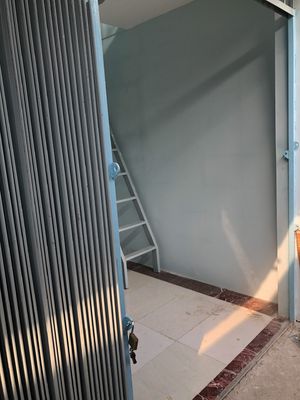 Rent a room on T15 opposite of the House of Deeds