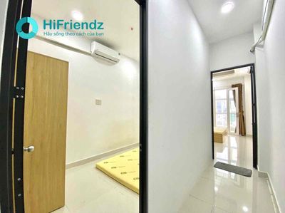 Two-size mini bedroom Full of furniture next to the University of Hong Eagle Medical School. Five.