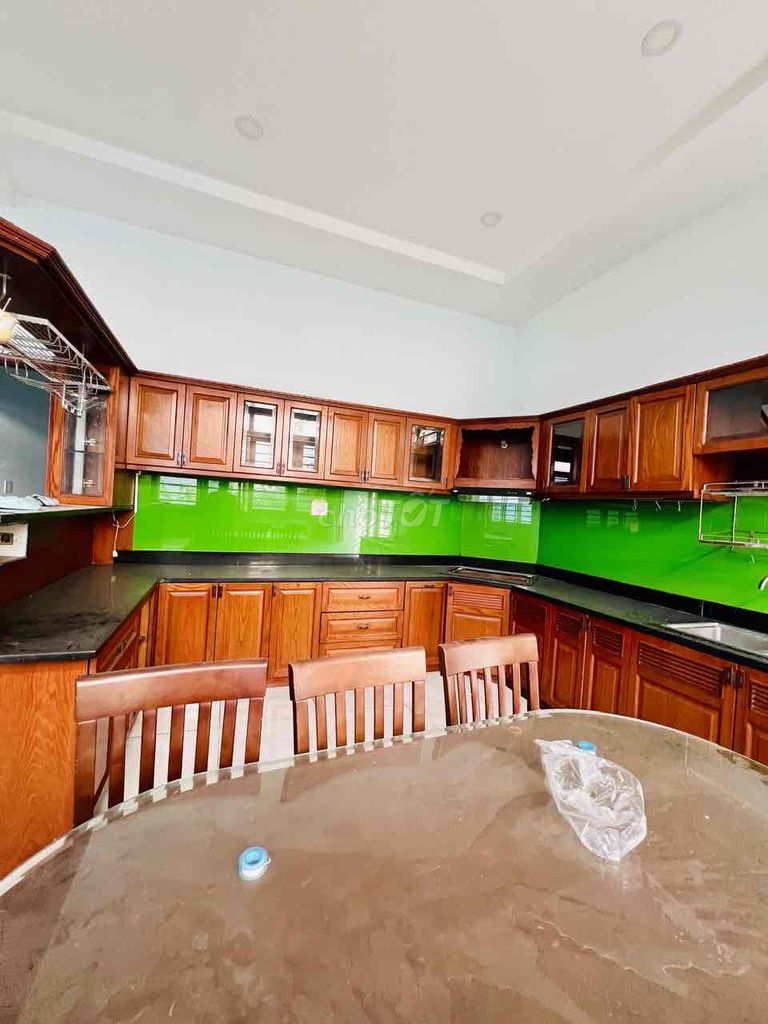 We'll rent the Royal Gardens 10 x 40 meters 1 .1 .1 floor bedroom 4 toilets