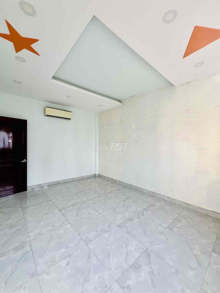 We'll rent the Royal Gardens 10 x 40 meters 1 .1 .1 floor bedroom 4 toilets