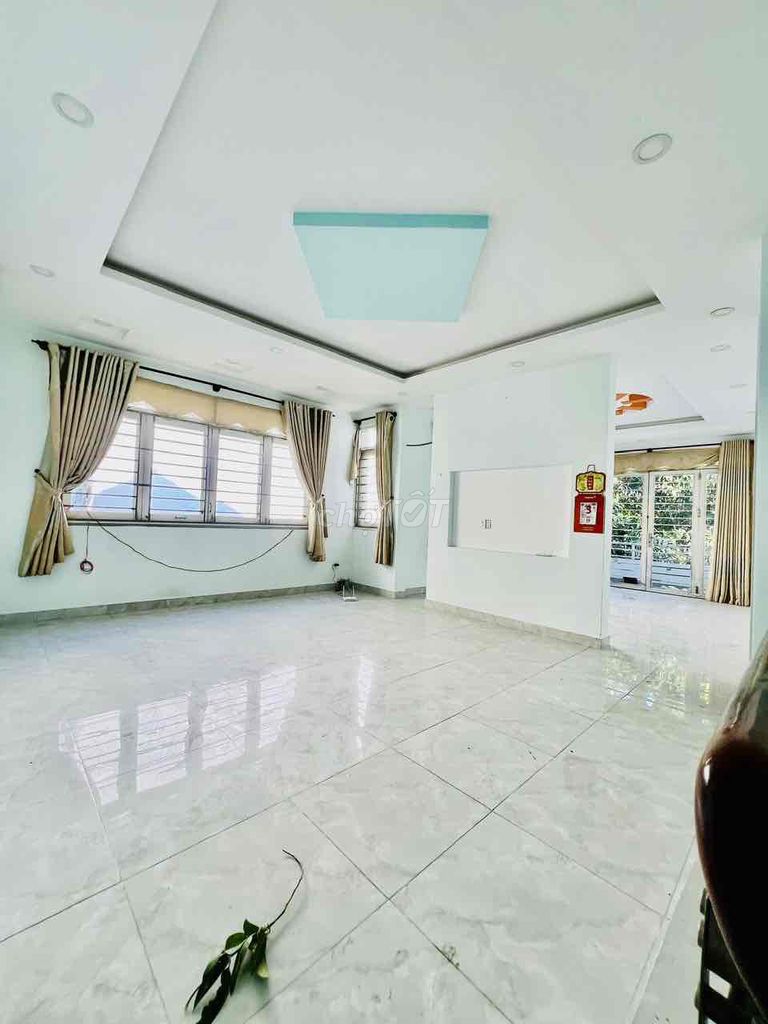 We'll rent the Royal Gardens 10 x 40 meters 1 .1 .1 floor bedroom 4 toilets