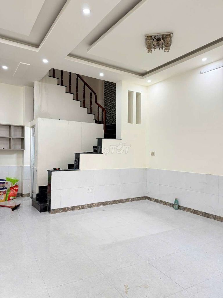 Rent the house right in the east market. 1 MM 2 floors, area 7-08 with 4 bedrooms, 3 toilets