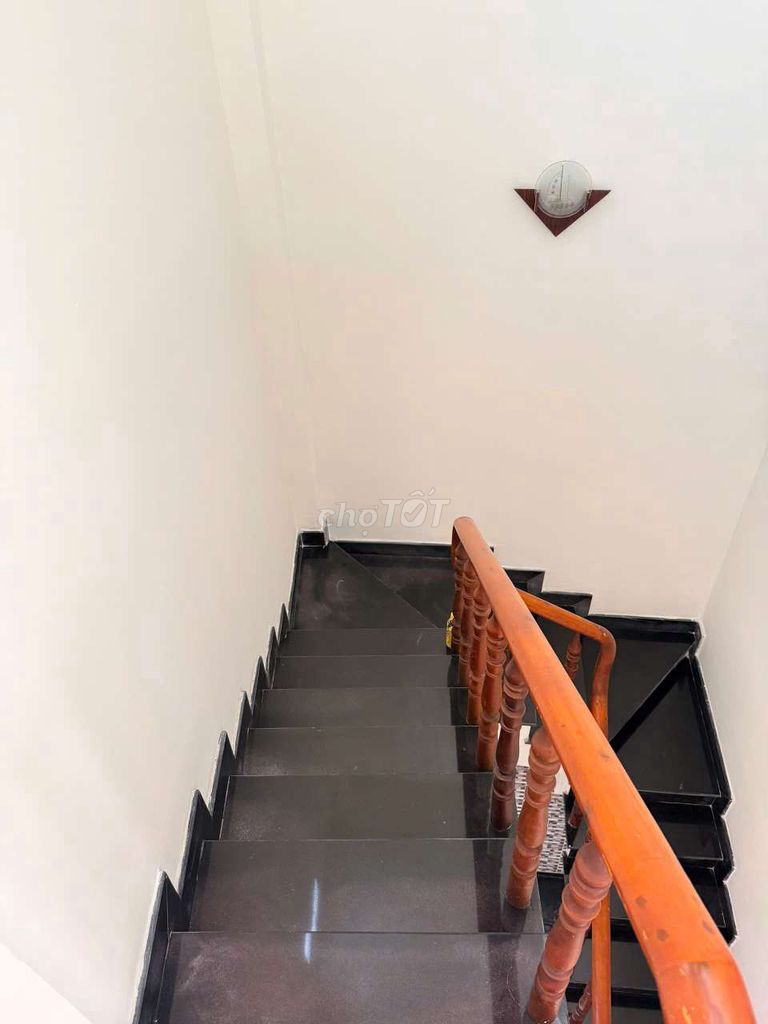 Rent the house right in the east market. 1 MM 2 floors, area 7-08 with 4 bedrooms, 3 toilets