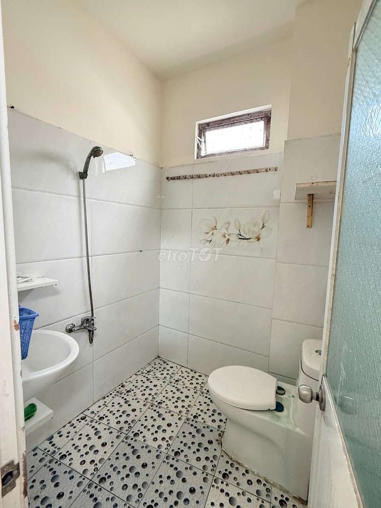 Rent the house right in the east market. 1 MM 2 floors, area 7-08 with 4 bedrooms, 3 toilets