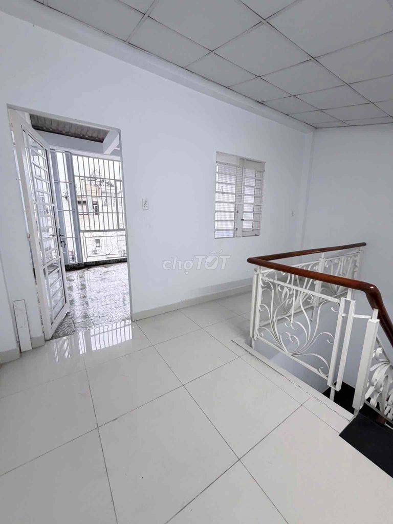 Rent the main house near the spring bridge.