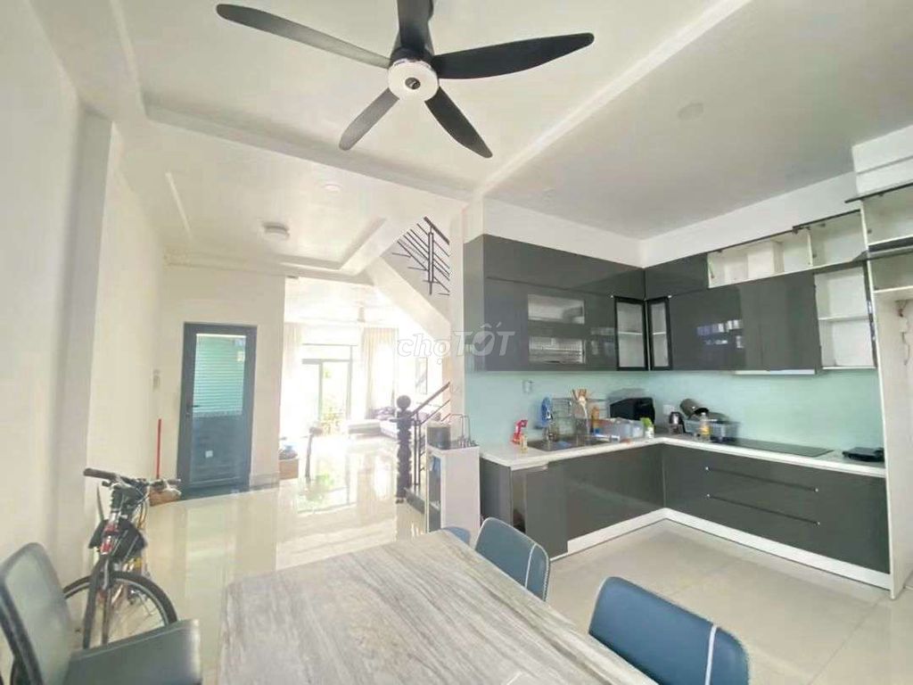 Rendez's villa. Nine-three million.