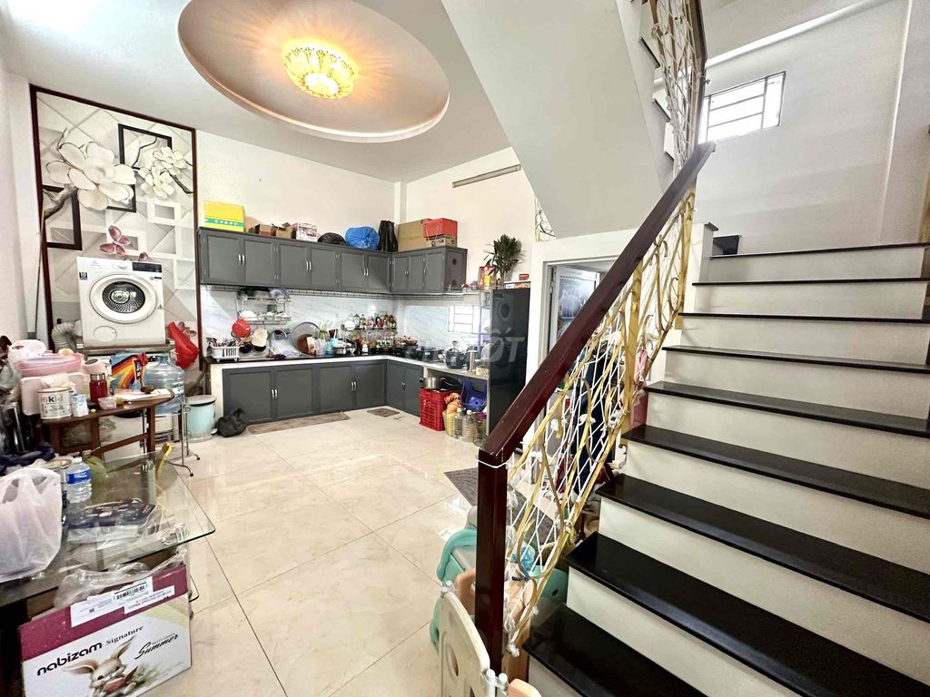 Three stories, 67 meters two, three bedrooms, right at the Gumalll Bank.