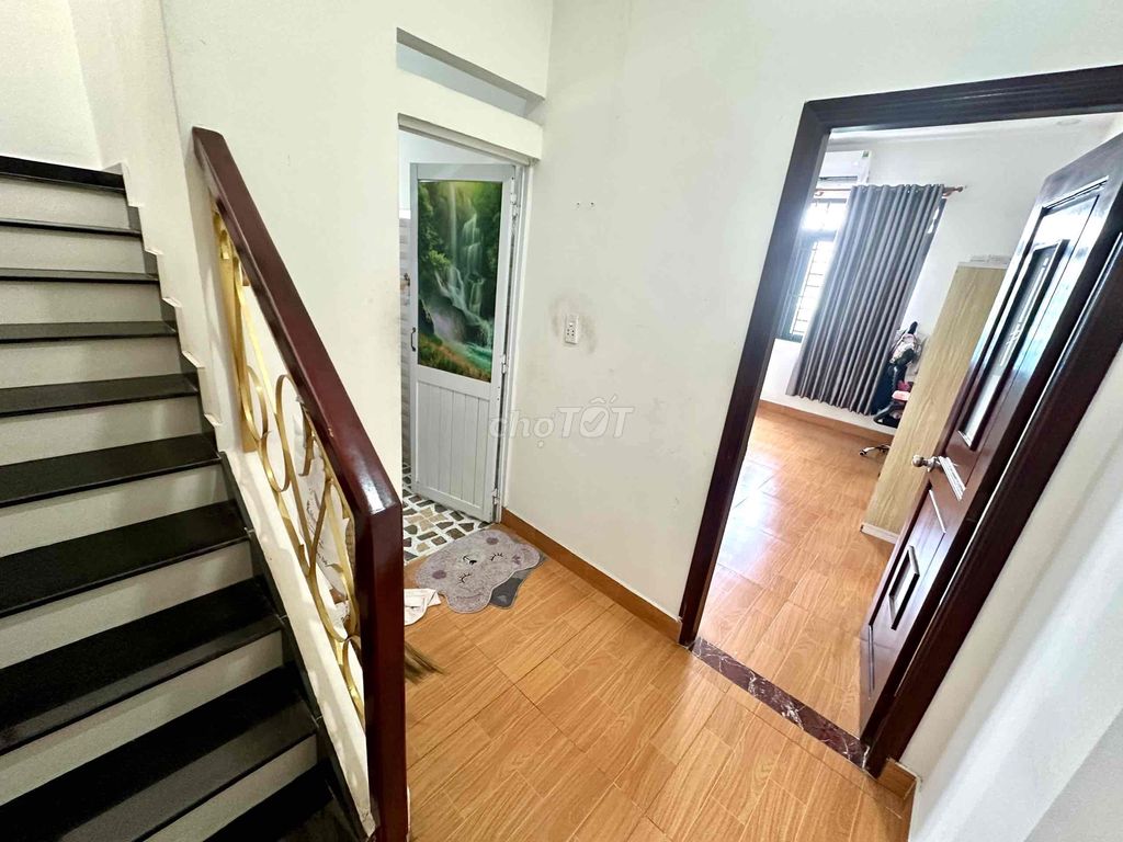 Three stories, 67 meters two, three bedrooms, right at the Gumalll Bank.