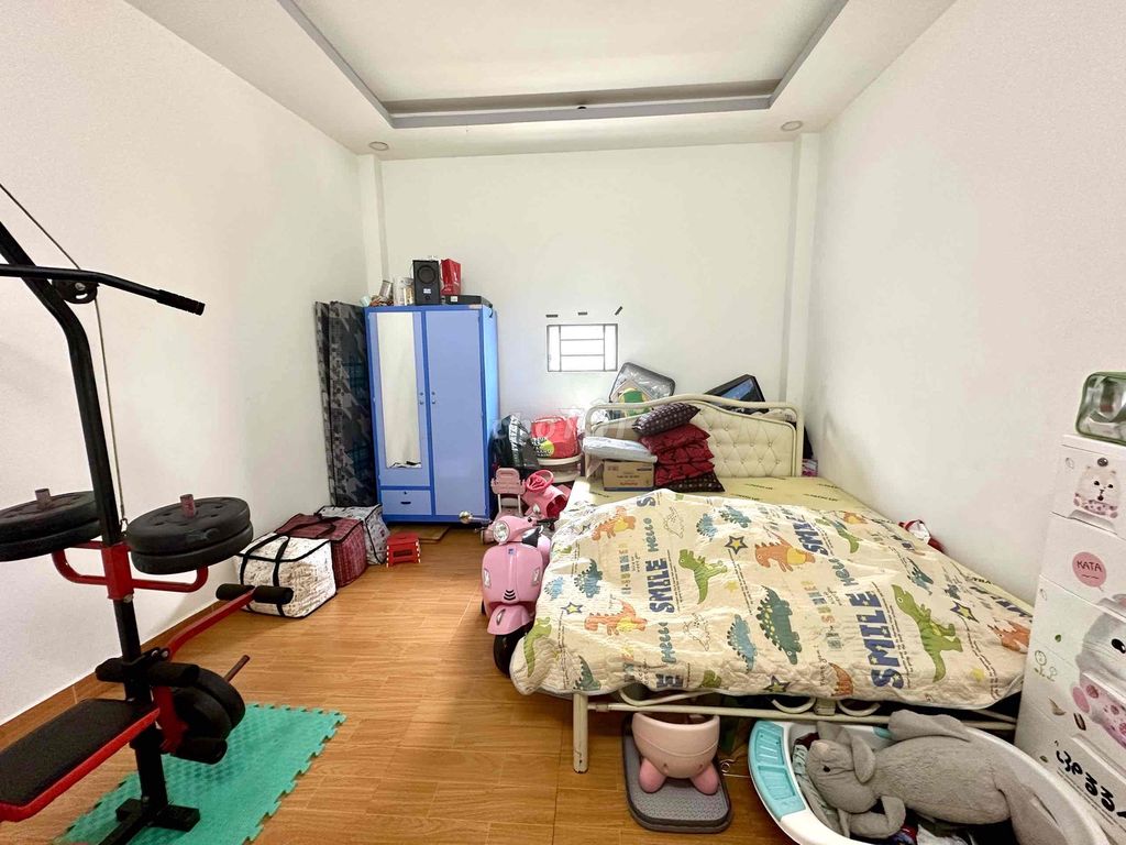 Three stories, 67 meters two, three bedrooms, right at the Gumalll Bank.