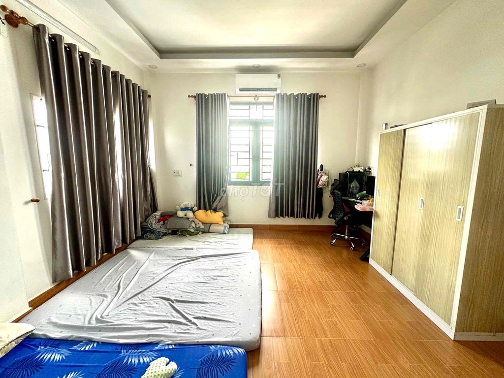 Three stories, 67 meters two, three bedrooms, right at the Gumalll Bank.