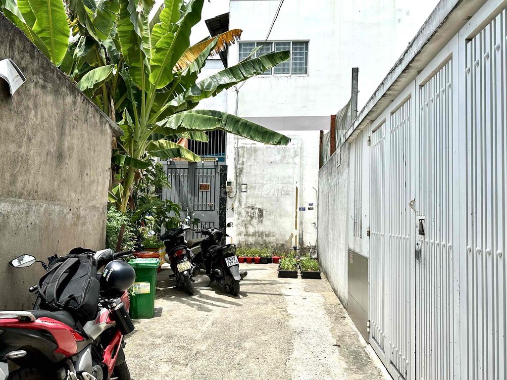 Three stories, 67 meters two, three bedrooms, right at the Gumalll Bank.