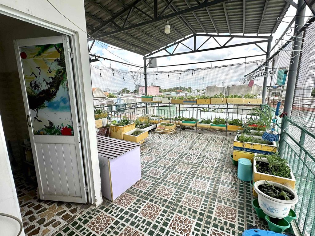 Three stories, 67 meters two, three bedrooms, right at the Gumalll Bank.