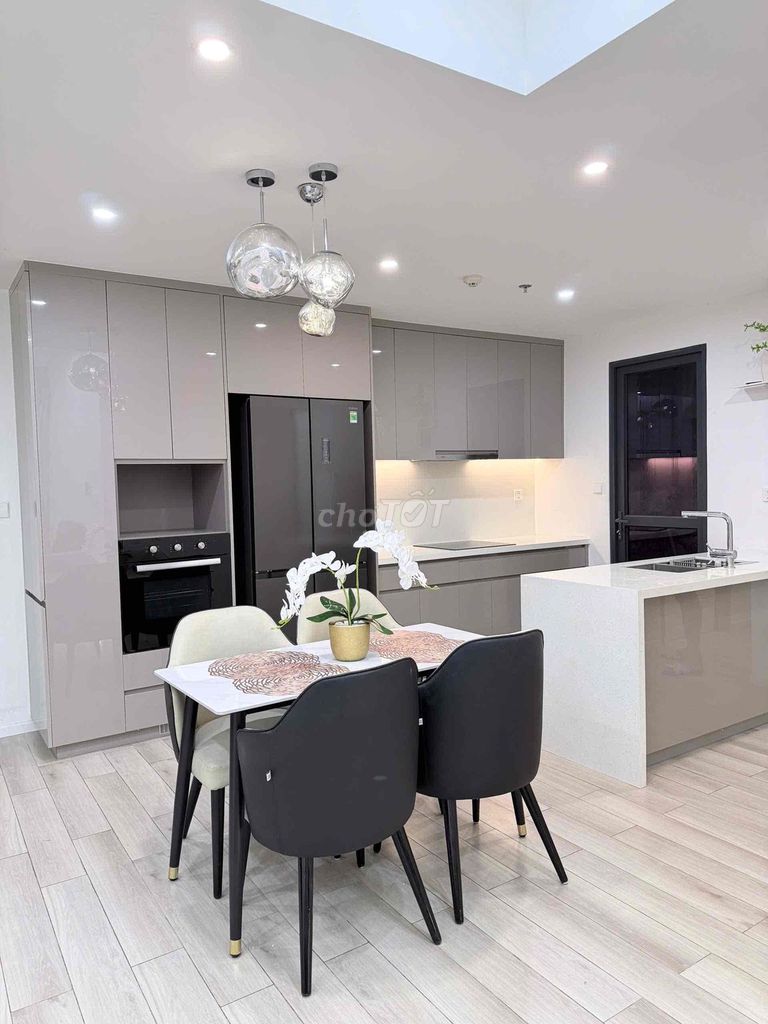 We'll rent out the Vinhomes Grand Park bedrooms in 9th county, which is only 4 million.