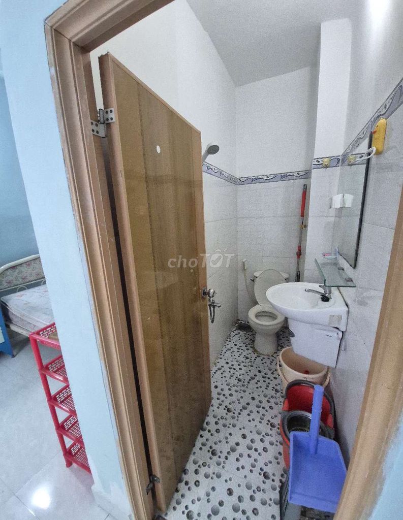 Gò Vấp strip room.