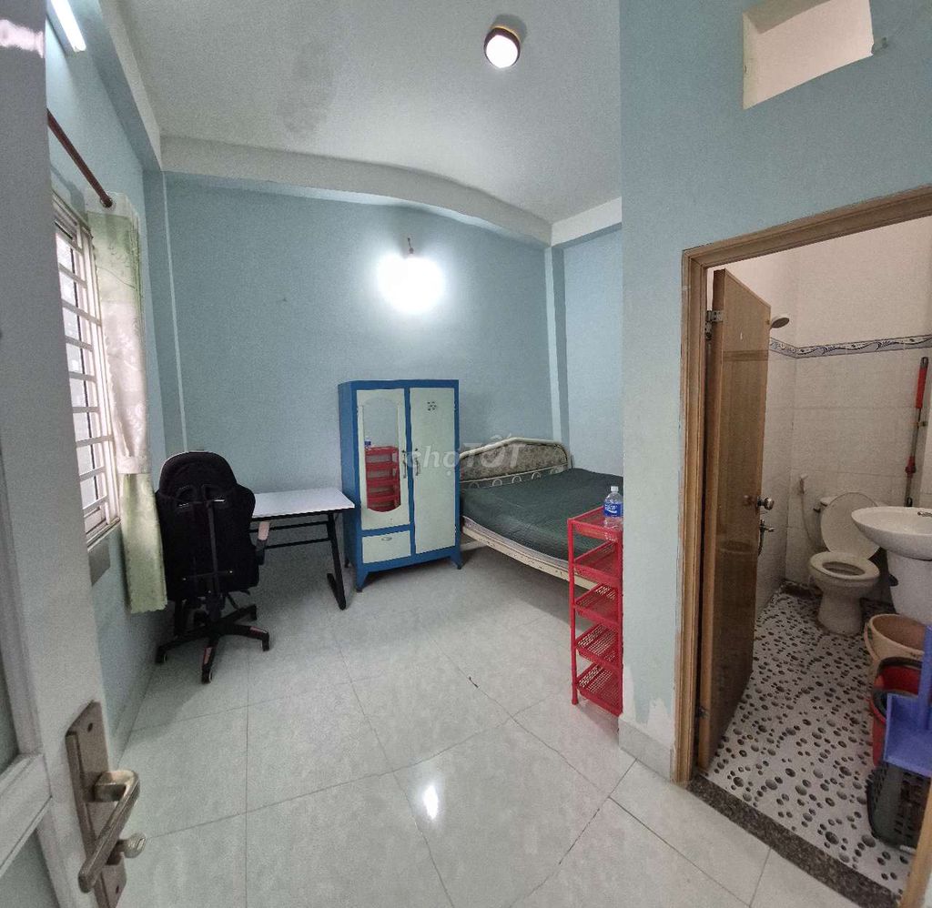Gò Vấp strip room.