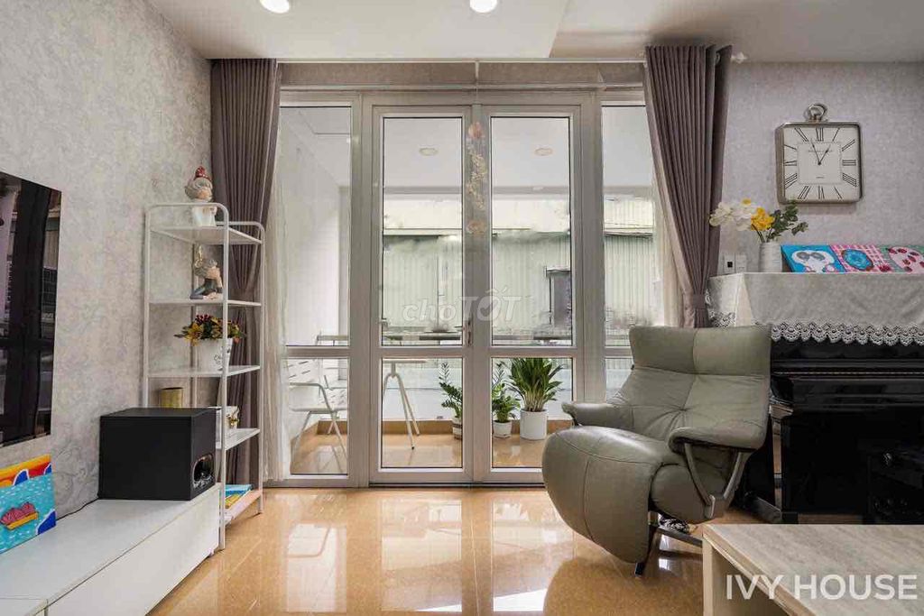 The full interior service apartment--insistent to you in the earlah.