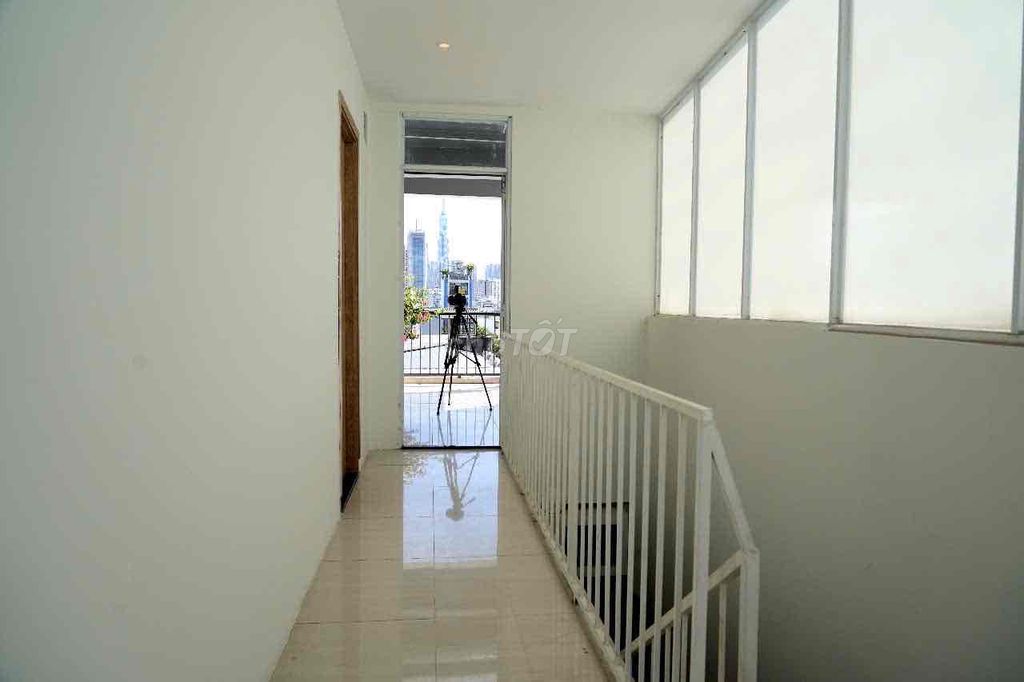 apartment 40 meters 2 big balconies - natural sunlight right here in Ngô Tất Tố bordering 133 district