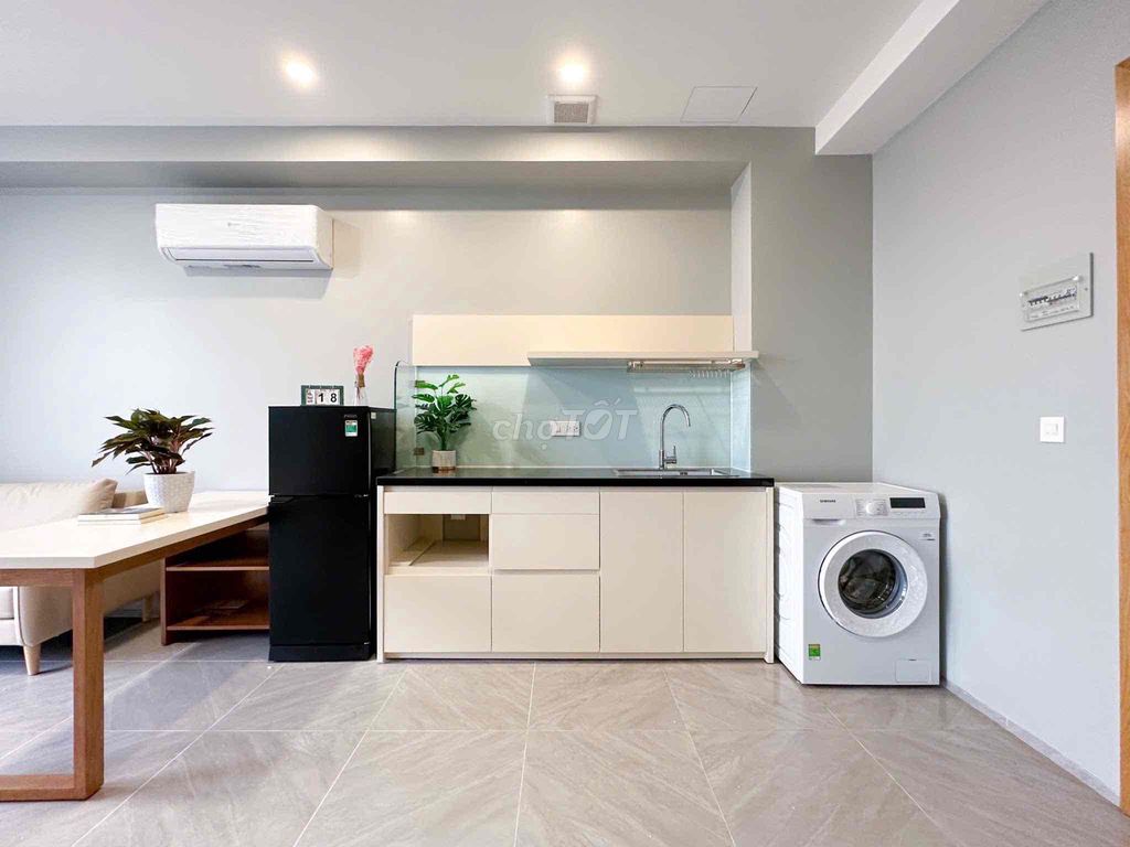 Open the apartment. A modern design bedroom right next to the 7th district.
