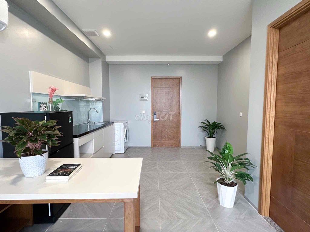 Open the apartment. A modern design bedroom right next to the 7th district.