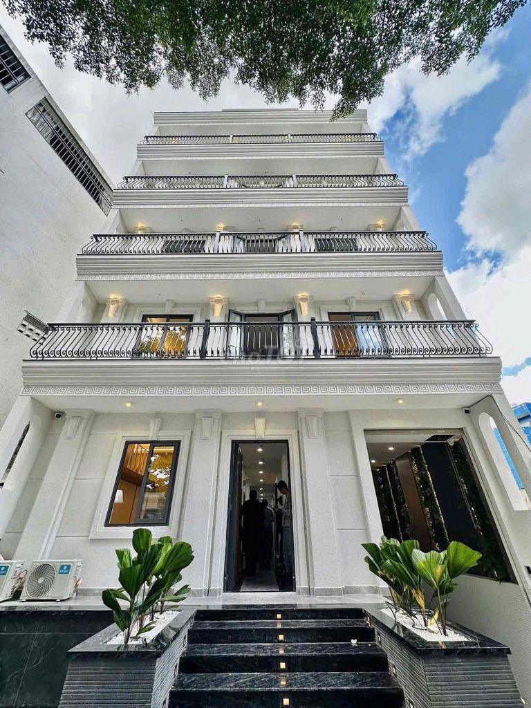 A super-salt-split apartment right on the central line near vlu